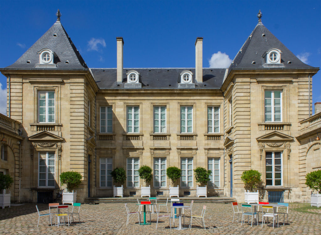 Cour du musée des Arts décoratifs et du Design de Bordeaux. Chairs and tables by Muller and Hannes Van Severen. Septembre 2017